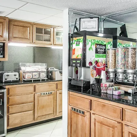Econo Lodge Inn & Suites Memphis East-2